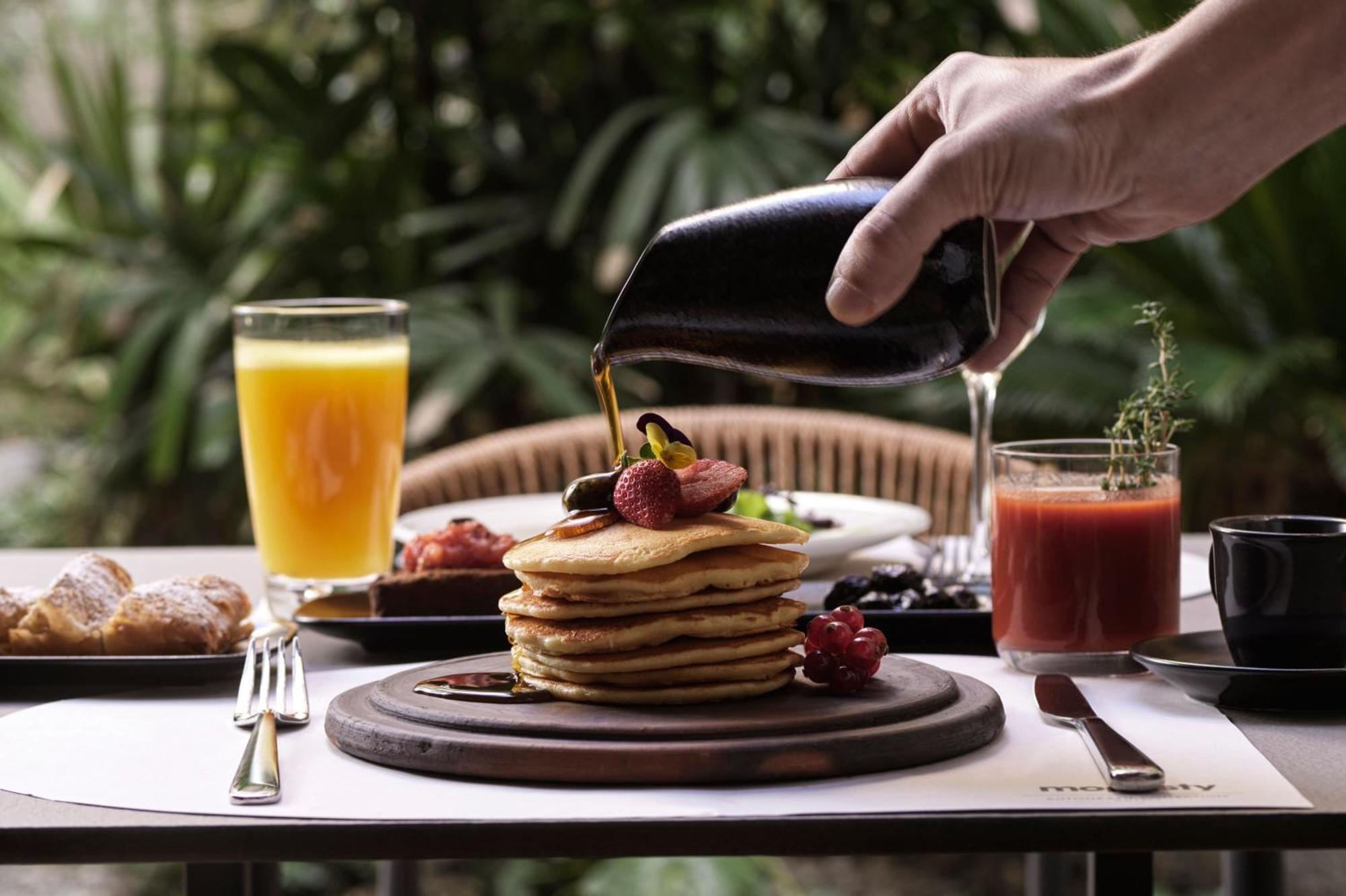 Monasty, Thessaloniki, Autograph Collection Hotell Eksteriør bilde Maple syrup being poured on a stack of pancakes