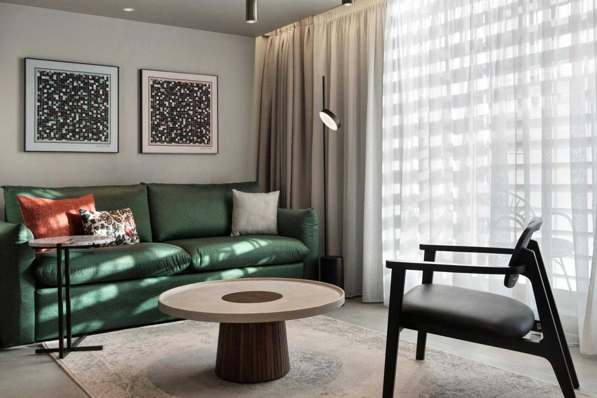 Monasty, Thessaloniki, Autograph Collection Hotell Eksteriør bilde A living room in a hotel suite